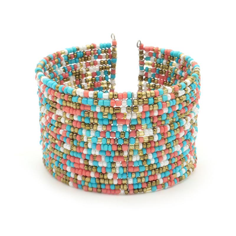 Ethnic Fashion Photography - Bracelet perlé fait main style bohème