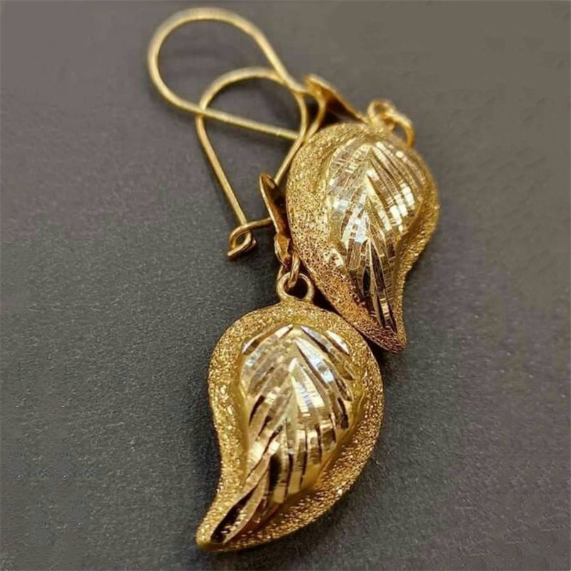 Ethnic Fashion Wear For Women - Boucles d'oreilles pendantes ethniques dorées pour